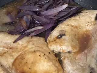 19、梅子洋葱猪大排,倒入洋葱。