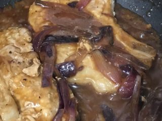 20、梅子洋葱猪大排,翻炒均匀至汤汁浓稠关火盛出。