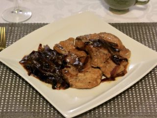 21、梅子洋葱猪大排,吃时配上洋葱一起吃口感超棒。