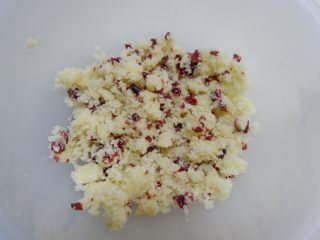 3、椰蓉蔓越莓花环面包,加入椰蓉馅中混合拌匀