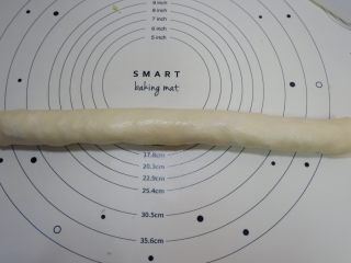 12、椰蓉蔓越莓花环面包,从靠近身体的方向轻轻卷起，松紧适度。一直卷到尾部，捏紧边缘。