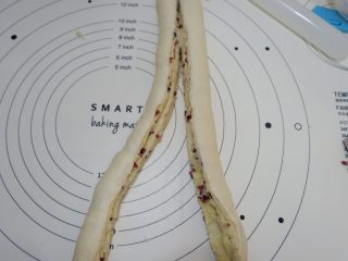 13、椰蓉蔓越莓花环面包,接口朝下，稍微压扁一些。用切刀从正中间切开，左右均匀对称