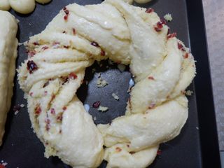 16、椰蓉蔓越莓花环面包,进行2次发酵，发酵至1.5大，取出表面刷蛋液