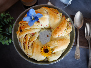 17、椰蓉蔓越莓花环面包,放入预热好180度的烤箱中层，转上下火175度，烤制20分钟左右，上色满意及时盖锡纸