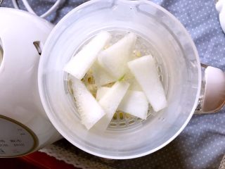 4、辅食～土豆泥新吃法，比KFC好吃100倍！,冬瓜切片，也放入蒸蒸篮中