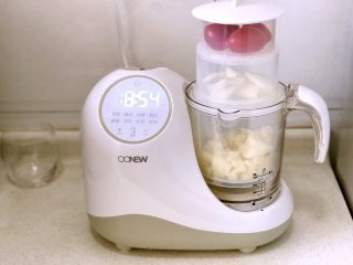 5、辅食～土豆泥新吃法，比KFC好吃100倍！,最上层放小番茄，蒸煮20分钟（小番茄蒸几分钟就可以取出来）