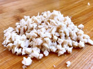 11、辅食～土豆泥新吃法，比KFC好吃100倍！,将焯熟的鸡肉捞出，切成肉沫