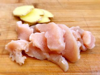 10、辅食～土豆泥新吃法，比KFC好吃100倍！,鸡胸肉斜切成小块