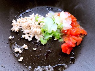 17、辅食～土豆泥新吃法，比KFC好吃100倍！,锅中刷油烧热，倒入番茄碎、包菜碎、冬瓜碎和鸡肉沫，翻炒均匀