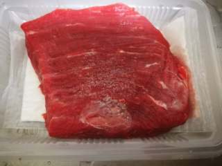 6、快手午餐一道菜 土豆胡萝卜牛肉煲,牛肉洗净