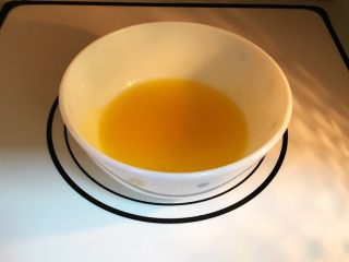 2、百香果汁玛德琳,把黄油切块放入微波炉加热15秒至融化,建议先加热一下10秒取出观察,看融化的程度是否继续加热。(也可使用隔温水融化的方式)