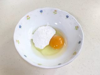 4、百香果汁玛德琳,往鸡蛋内加入38克糖粉。