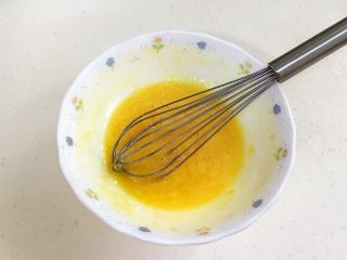 5、百香果汁玛德琳,用手动打蛋器拌匀。