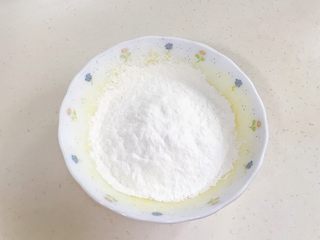 6、百香果汁玛德琳,筛入低筋面粉和泡打粉。