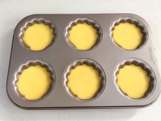 11、百香果汁玛德琳,给模具涂上黄油防粘,接着倒入面糊,8分满,轻轻震动下,排出气泡。