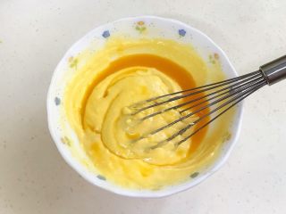 9、百香果汁玛德琳,分两次加入百香果汁,拌匀。