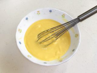 10、百香果汁玛德琳,做好的面糊静置1个小时。(夏天可以放冰箱冷藏)