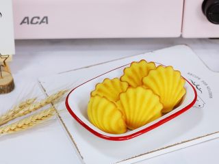 14、百香果汁玛德琳,金黄金黄,颜色特别诱人。