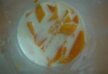 2、芒果布丁,取三个芒果的果肉与100克牛奶混合