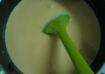 5、芒果布丁,离火倒入淡奶油搅拌均匀