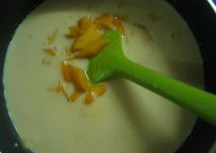 6、芒果布丁,加入一个芒果肉丁