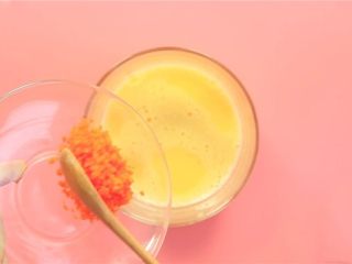 3、秋葵蛋卷,放入胡萝卜丁，搅拌均匀。