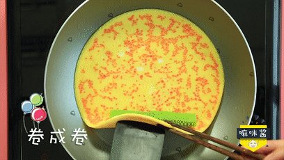 5、秋葵蛋卷,把蛋饼卷起来，卷的时候压紧实一点，防止秋葵偷偷的跑出来哦~