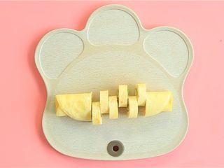 6、秋葵蛋卷,把蛋饼卷起来，卷的时候压紧实一点，防止秋葵偷偷的跑出来哦~