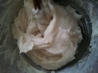 3、素冰皮,蒸锅水开蒸25分钟，用筷子朝一个方向搅拌。是面团光滑细腻。