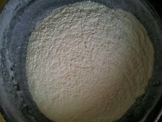 5、素冰皮,小火炒糯米粉颜色变黄就可以了。