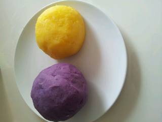 6、素冰皮,把馅料准备好。