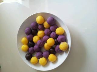 7、素冰皮,皮和馅料的比例可以3:7也可以4:6！有的人喜欢吃皮有的人喜欢吃馅！