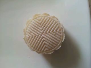 9、素冰皮,包好的月饼滚上熟粉轻轻送到模具里，用力一推再一松手就出来了！