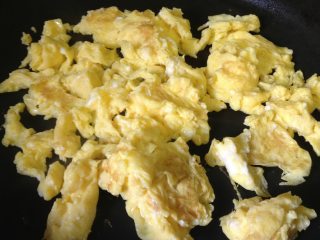 2、纸袋三明治,平底不粘锅放少许油,中火将蛋液炒熟;