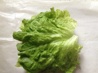 4、纸袋三明治,洗净抹干的生菜取3-4片平铺于吐司上;