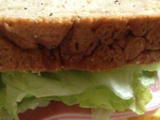 7、纸袋三明治,最后放上生菜几片和吐司片;