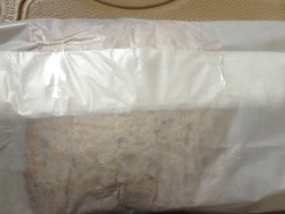 8、纸袋三明治,包上油纸,轻压几下,对接封口处,两边各贴上透明胶带(不要粘在中间);