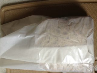 9、纸袋三明治,再将两边封口折好,用透明胶带粘上;