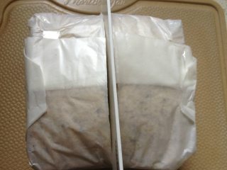 10、纸袋三明治,用刀从中间对切开即可.