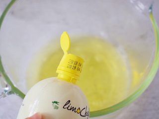 7、斑马纹戚风蛋糕,蛋清中加入柠檬汁，用电动打蛋器打至粗泡