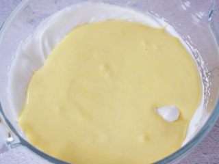 11、斑马纹戚风蛋糕,再把拌匀的蛋黄糊倒回蛋白霜中