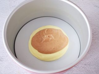 15、斑马纹戚风蛋糕,先用汤勺舀一勺原味蛋糕糊从中间滴落入模具中，再用另一个汤勺舀一勺可可蛋糕糊从原味面糊中间滴落下来