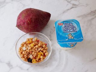 1、酸奶紫薯泥,准备好材料