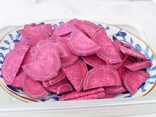 2、酸奶紫薯泥,紫薯去皮洗净切成薄片