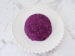 6、酸奶紫薯泥,倒扣在盘子