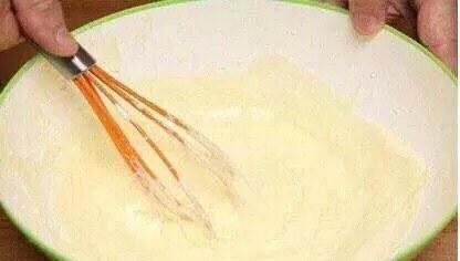 5、提拉米苏,将制作的2.3蛋液混合拌匀