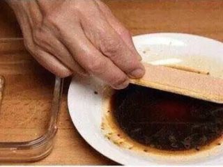 6、提拉米苏,将手指饼干迅速地蘸入咖啡到约一半的位置