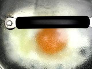 2、煎蛋 蒸蛋 溏心蛋,撒几滴水,迅速盖上锅盖。利用水蒸气使蛋白凝结