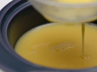 9、煎蛋 蒸蛋 溏心蛋,蛋液过筛,滤出气泡,避免表面出现气孔