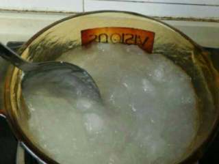 3、自制豌豆凉粉,锅中加入剩下的清水和少许盐煮开，一边倒入淀粉浆一边搅拌，中小火煮至透明浓稠关火。